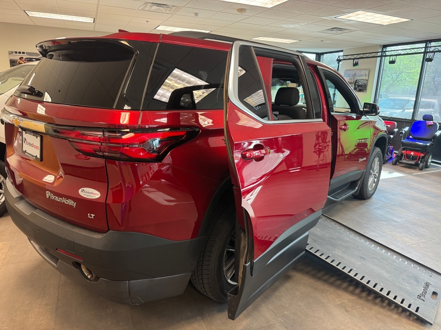 Used 2022 Chevrolet Traverse 1LT - BraunAbility Side Entry Entry In Floor Automatic Ramp