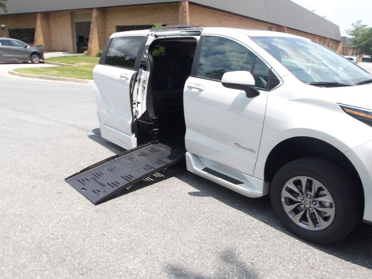 White Toyota Sienna image number 9