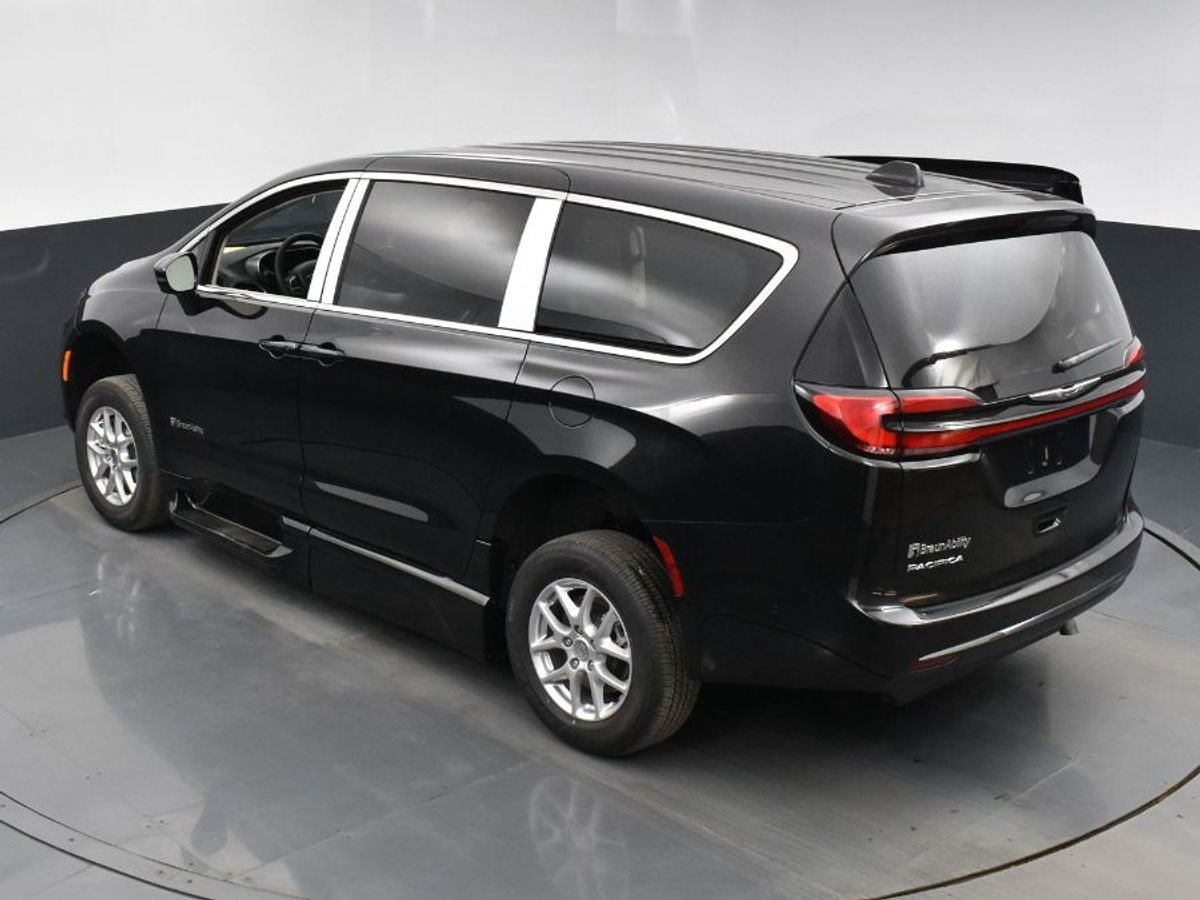 Black Chrysler Pacifica image number 15