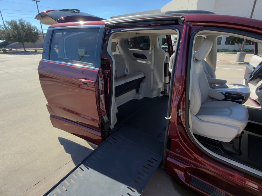 Used 2021 Chrysler Voyager LXi - BraunAbility Side Entry Entry In Floor Automatic Ramp