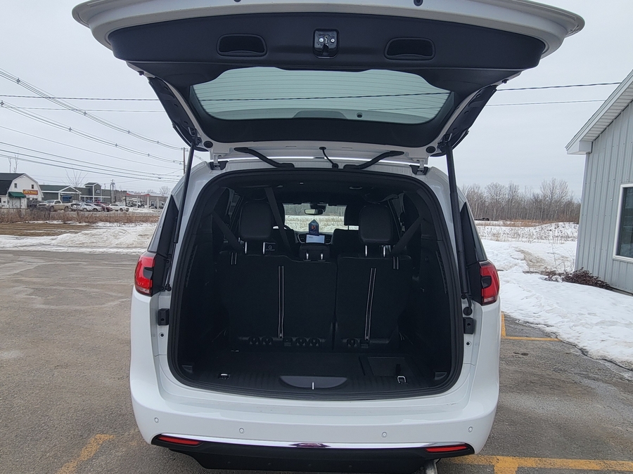 White Chrysler Pacifica image number 13