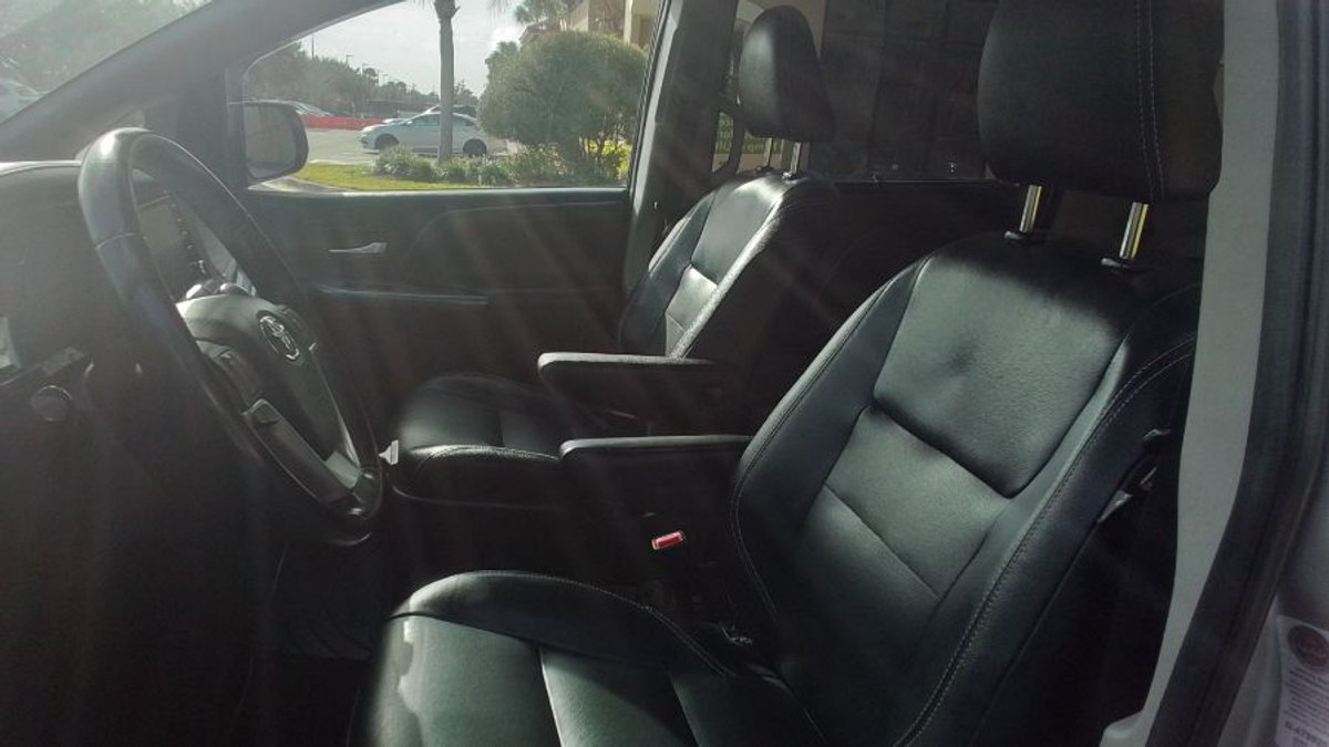 Silver Toyota Sienna image number 11