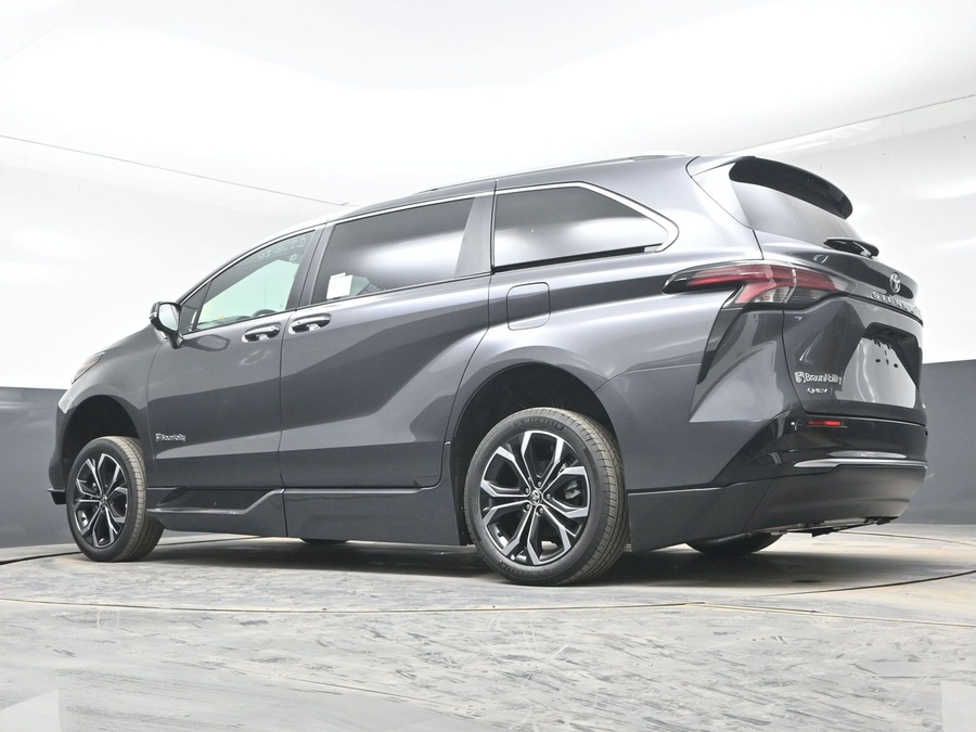 Grey Toyota Sienna image number 20