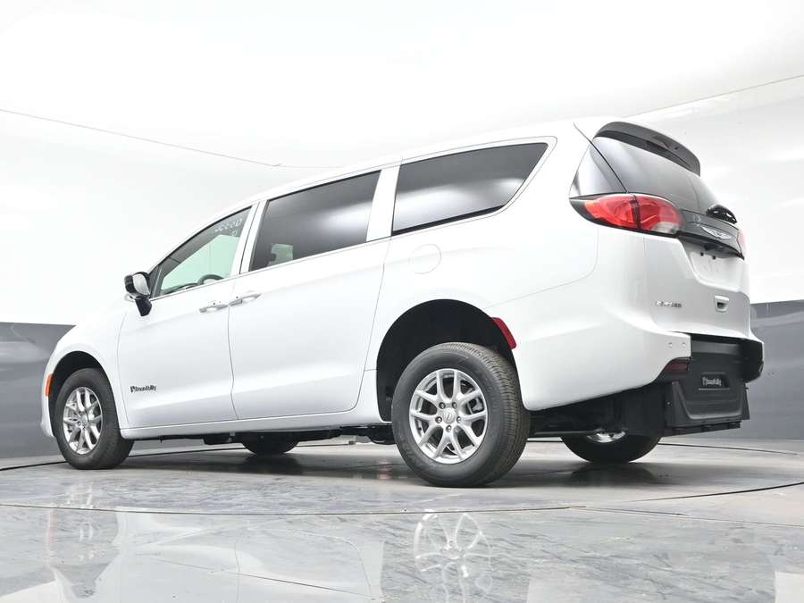 White Chrysler Voyager image number 22