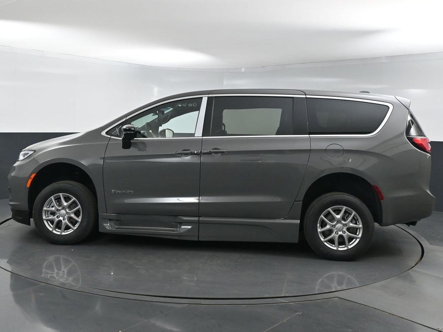 New 2025 Chrysler Pacifica Select Safety - BraunAbility Side Entry Entry Fold Out Automatic Ramp