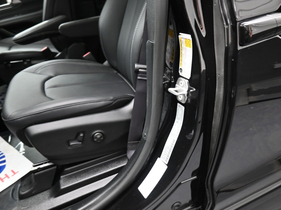 New 2026 Chrysler Pacifica Select Plus - BraunAbility Side Entry Entry In Floor Automatic Ramp