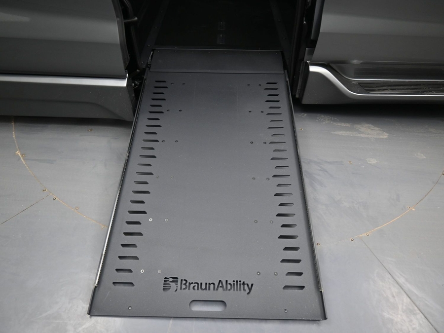 New 2026 Toyota Sienna Hybrid Limited - BraunAbility Side Entry Entry In Floor Automatic Ramp