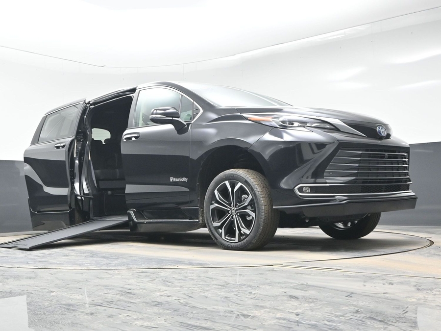 New 2025 Toyota Sienna Hybrid Platinum - BraunAbility Side Entry Entry In Floor Automatic Ramp