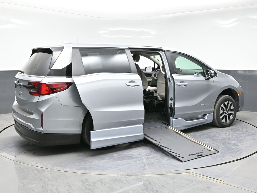 Silver Honda Odyssey image number 6