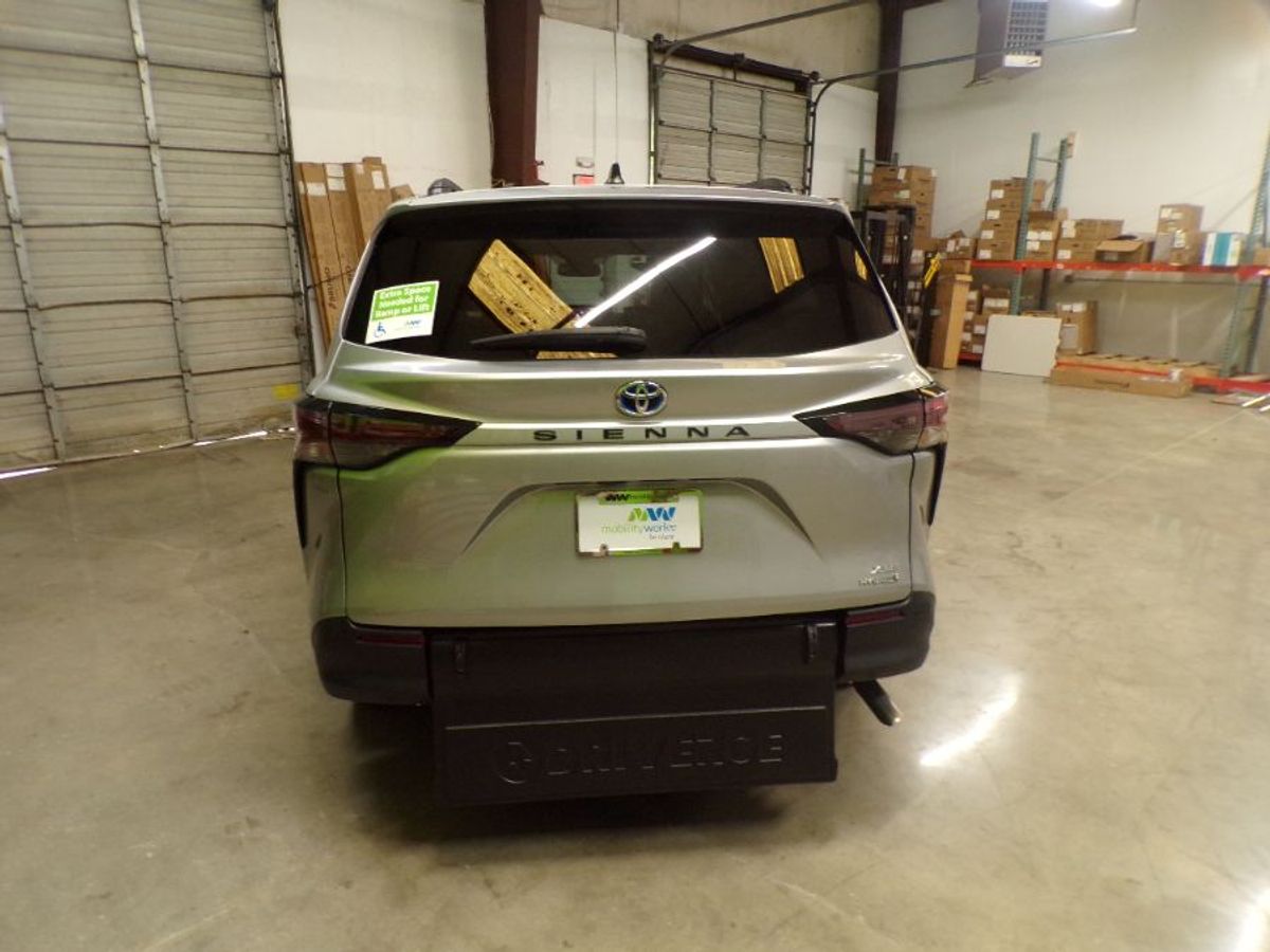 Silver Toyota Sienna image number 2