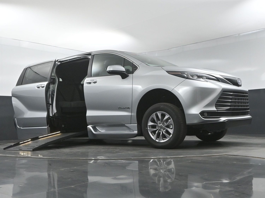 New 2025 Toyota Sienna Hybrid XLE Base - BraunAbility Side Entry Entry Fold Out Automatic Ramp