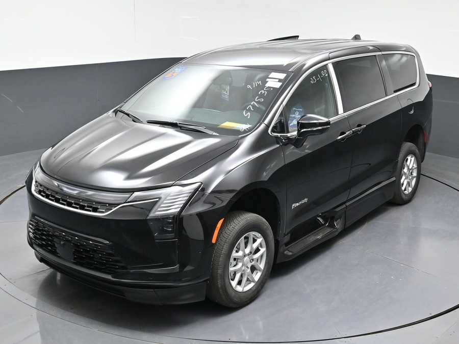 Black Chrysler Pacifica image number 20