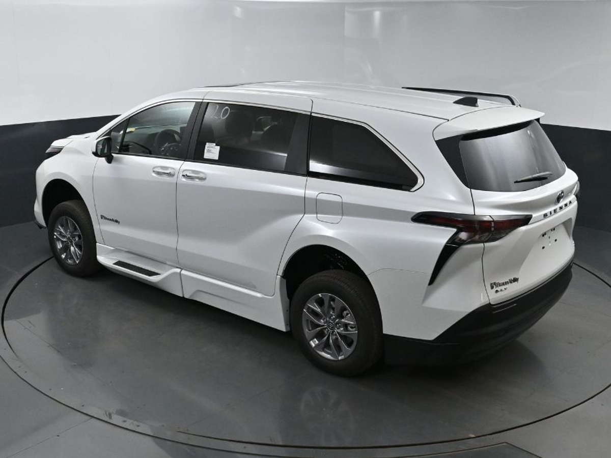 White Toyota Sienna image number 23