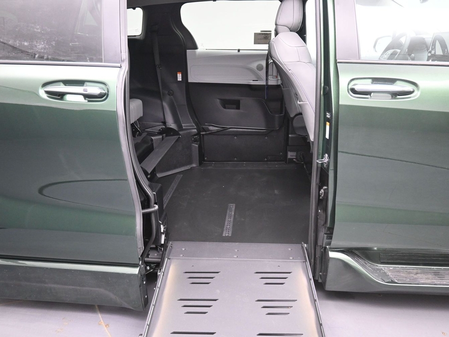 New 2026 Toyota Sienna Hybrid XLE Base - BraunAbility Side Entry Fold Out Automatic Ramp
