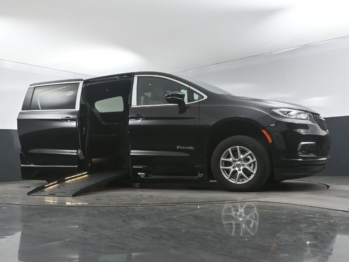 2025 CHRYSLER PACIFICA - Image 18