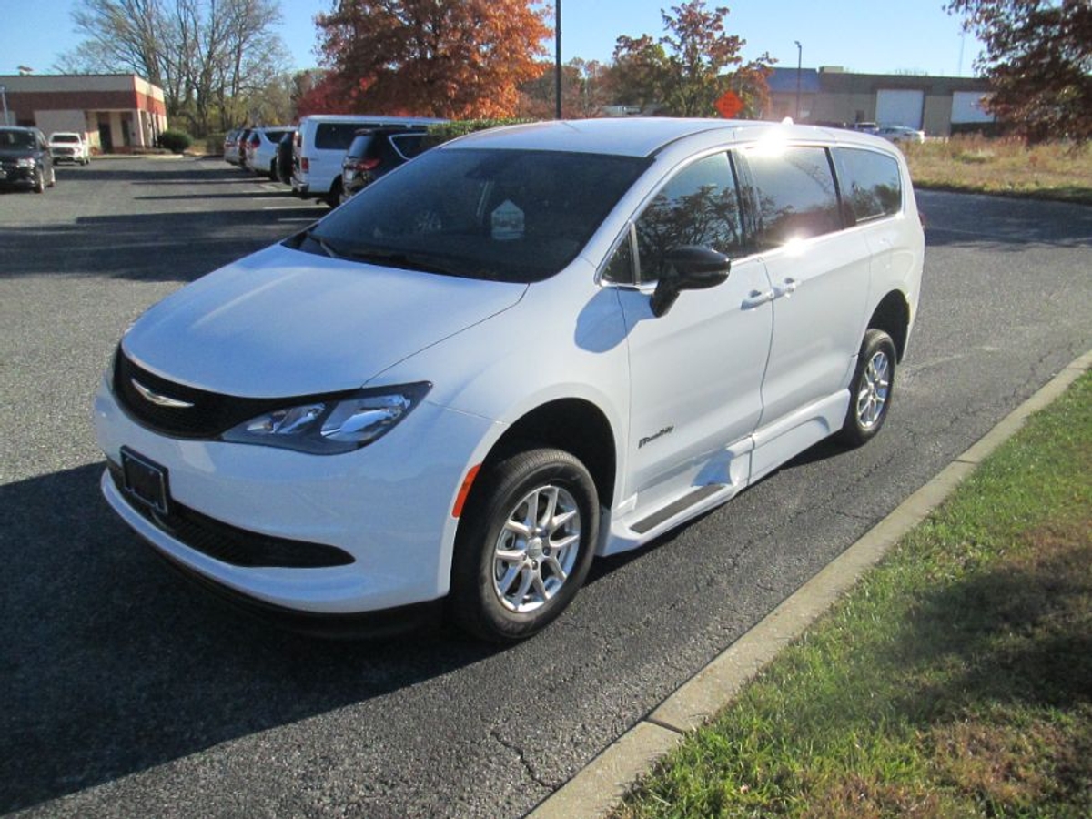 White Chrysler Voyager image number 2