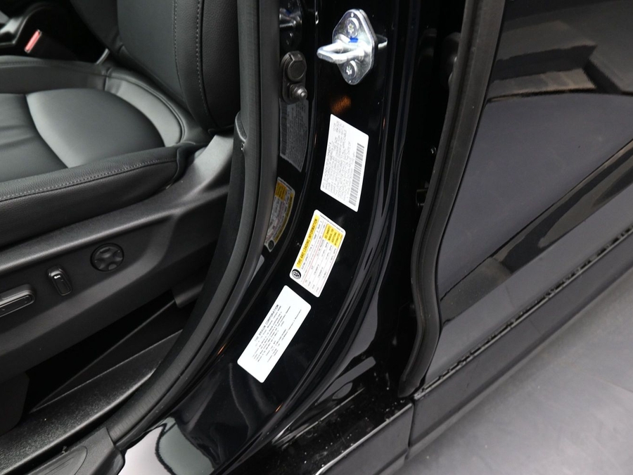 Black Honda Odyssey image number 22