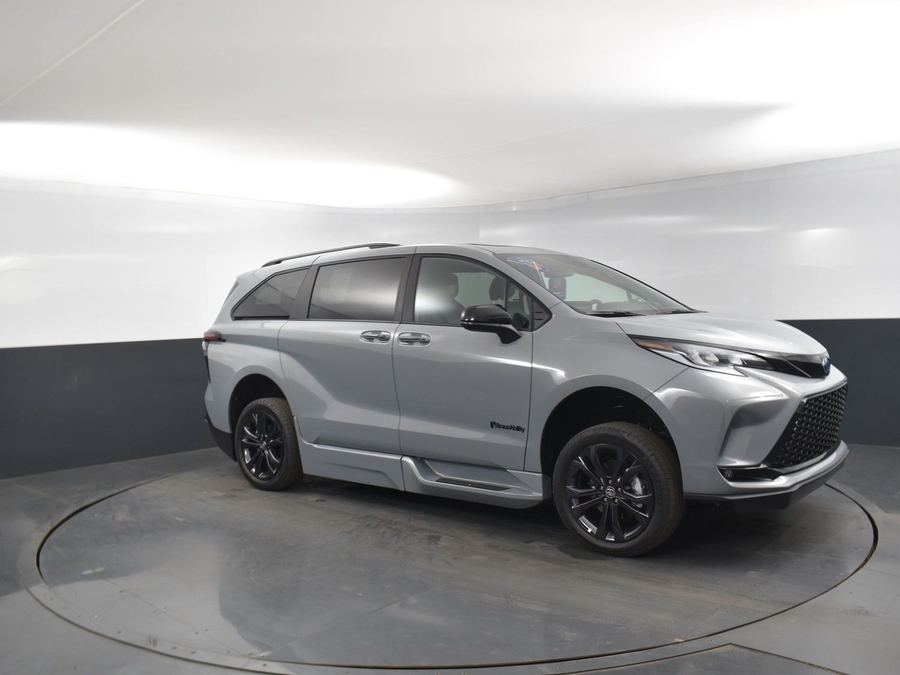 New 2025 Toyota Sienna Hybrid XSE - BraunAbility Side Entry Entry Fold Out Automatic Ramp