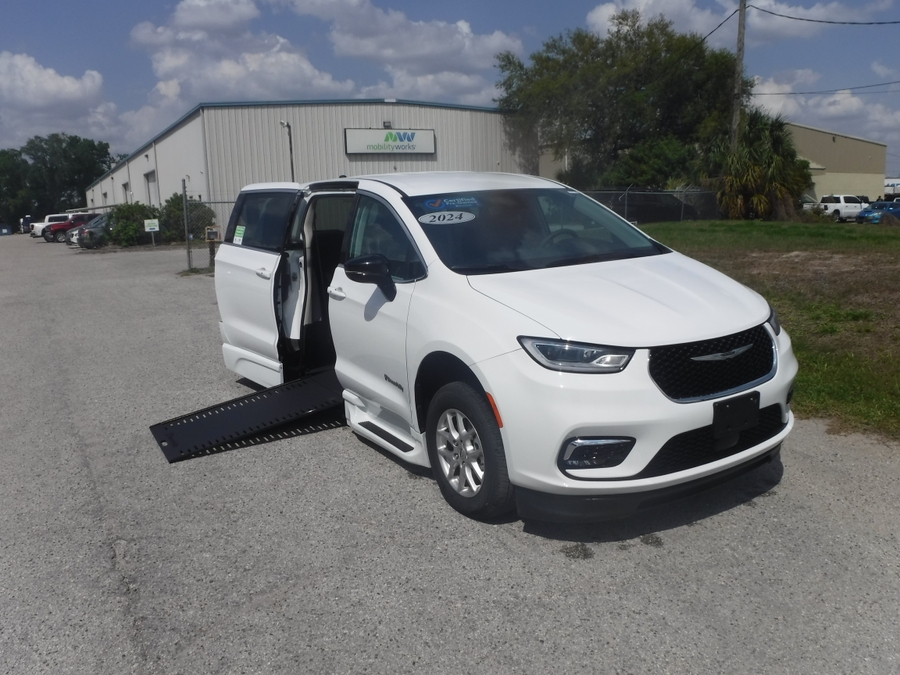 White Chrysler Pacifica image number 1