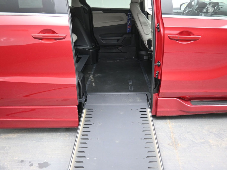 Red Honda Odyssey image number 11