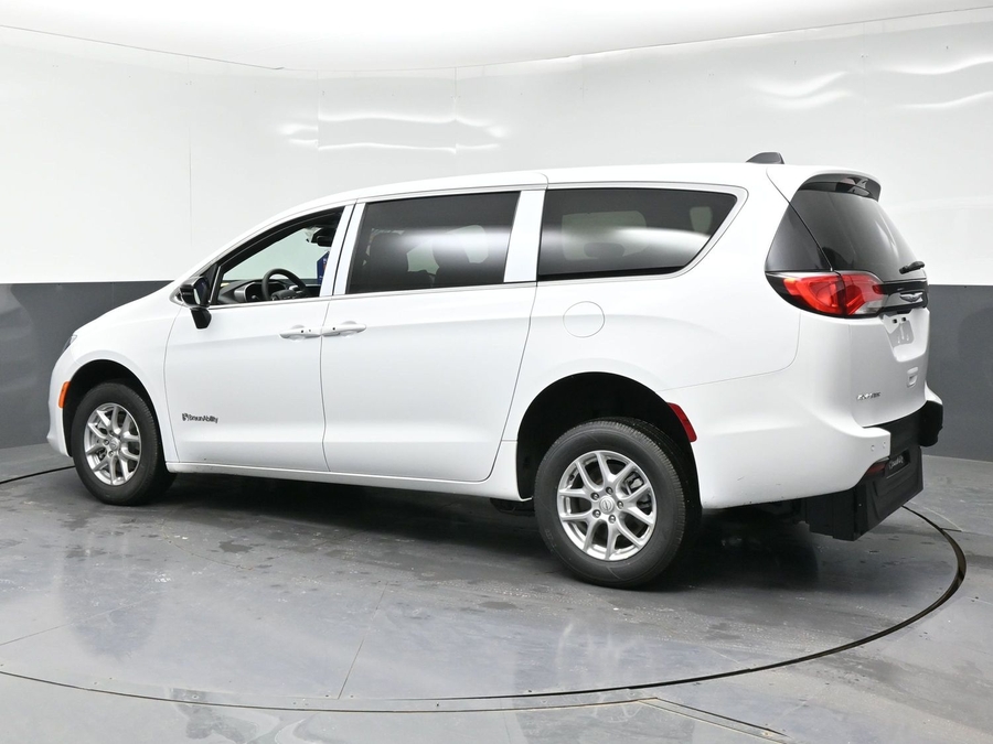 White Chrysler Voyager image number 3