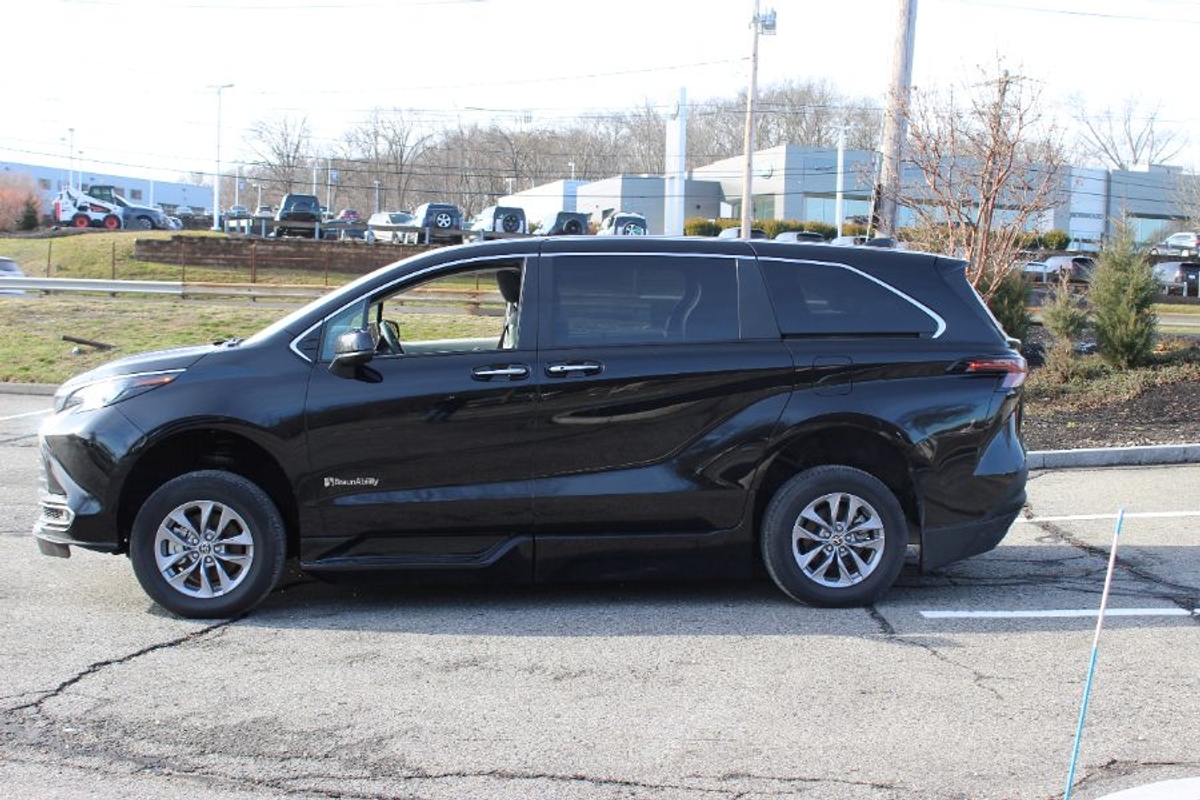 Black Toyota Sienna image number 2