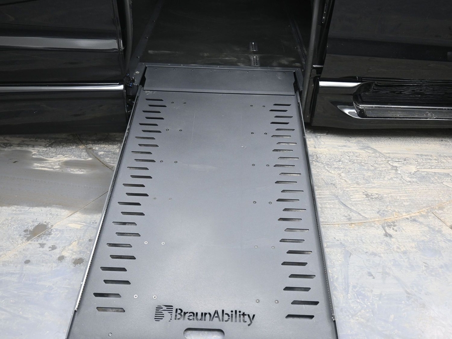 Black Chrysler Pacifica image number 10