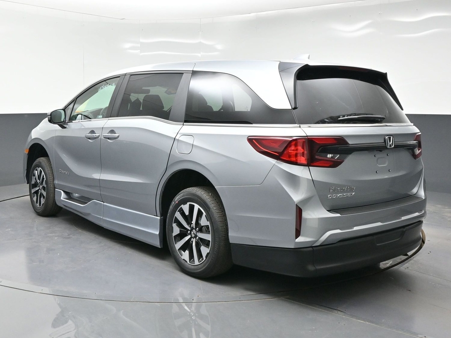 Silver Honda Odyssey image number 2