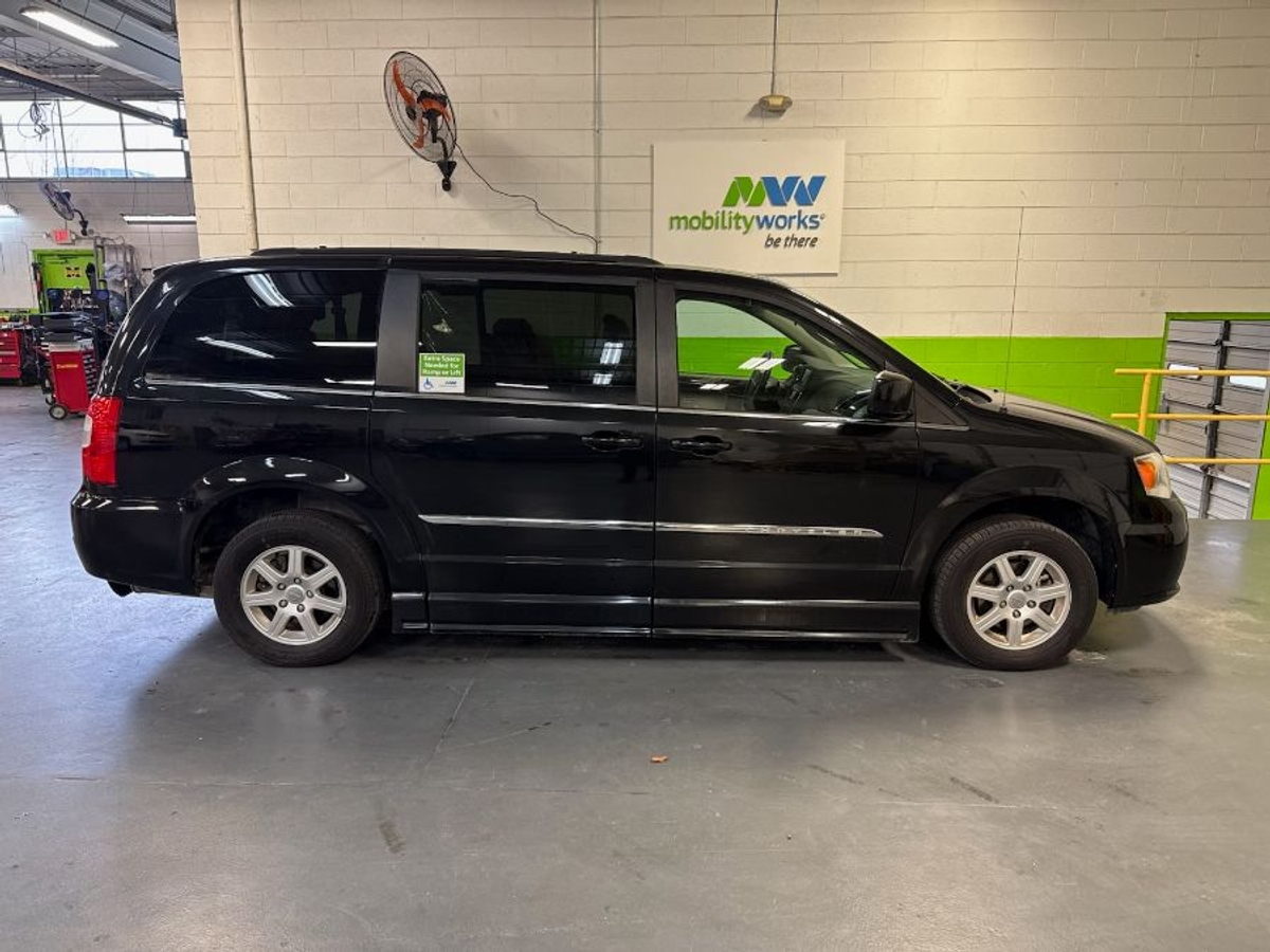 2011 CHRYSLER TOWN AND COUNTRY - Image 5