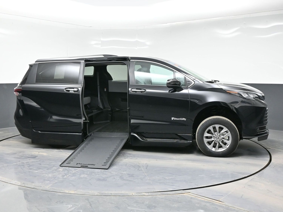 Black Toyota Sienna image number 7