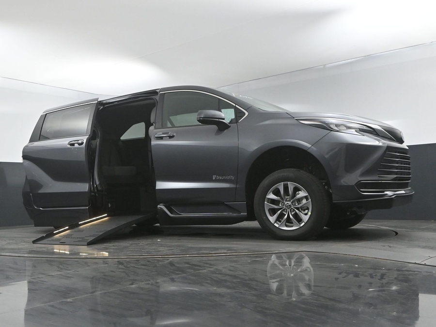 New 2025 Toyota Sienna Hybrid LE - BraunAbility Side Entry Entry Fold Out Automatic Ramp