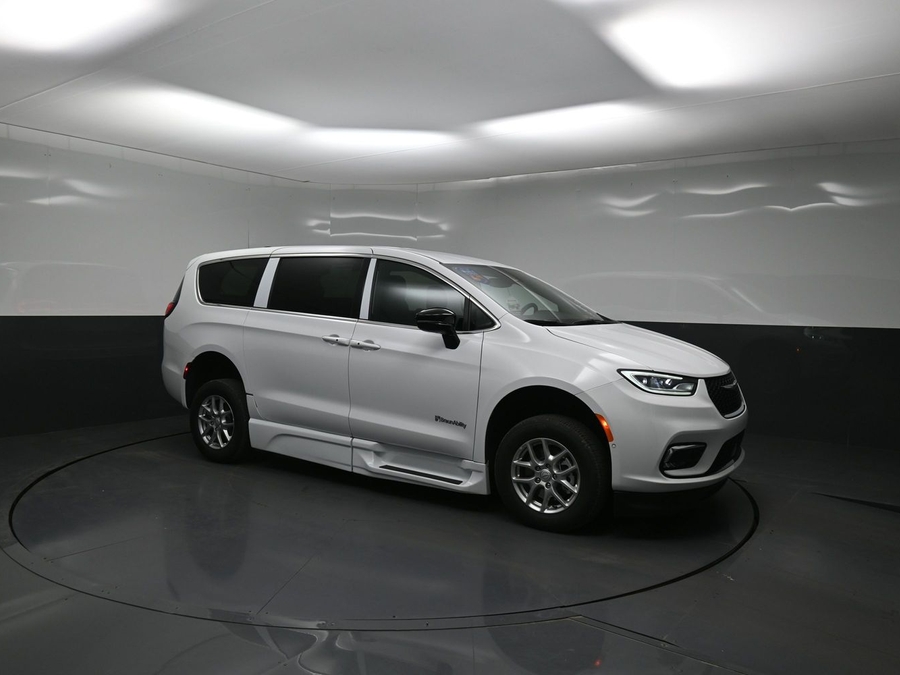 White Chrysler Pacifica image number 14