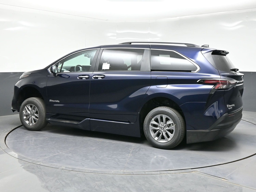 New 2026 Toyota Sienna Hybrid XLE Base - BraunAbility Side Entry Entry Fold Out Automatic Ramp