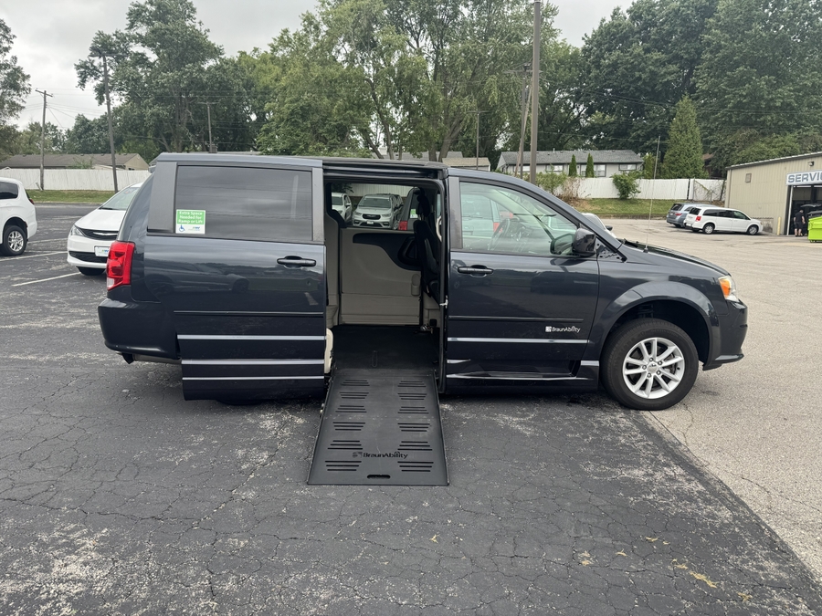 Blue Dodge Grand Caravan image number 17