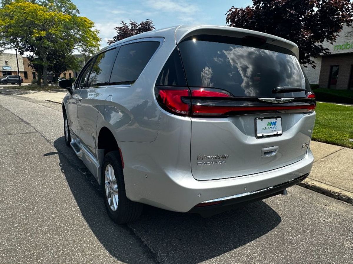 Silver Chrysler Pacifica image number 6