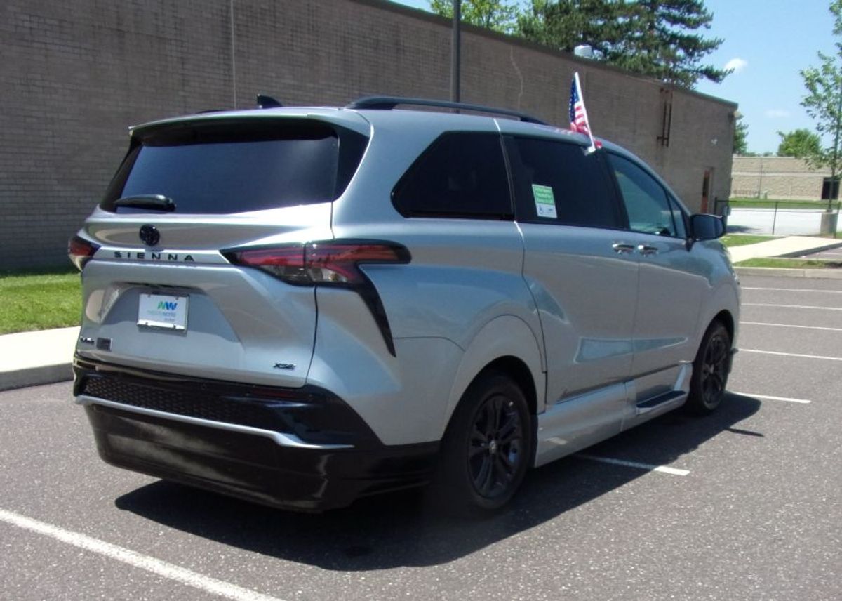 Silver Toyota Sienna image number 6
