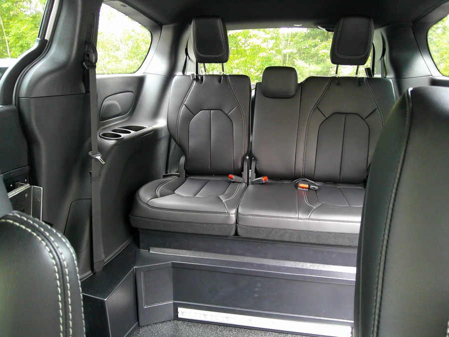 White Chrysler Voyager image number 14