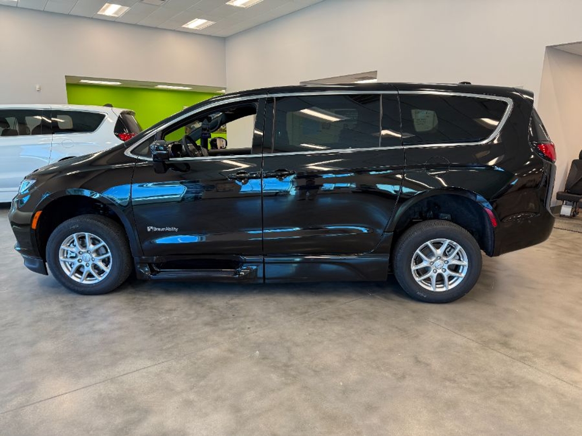 Black Chrysler Pacifica image number 5