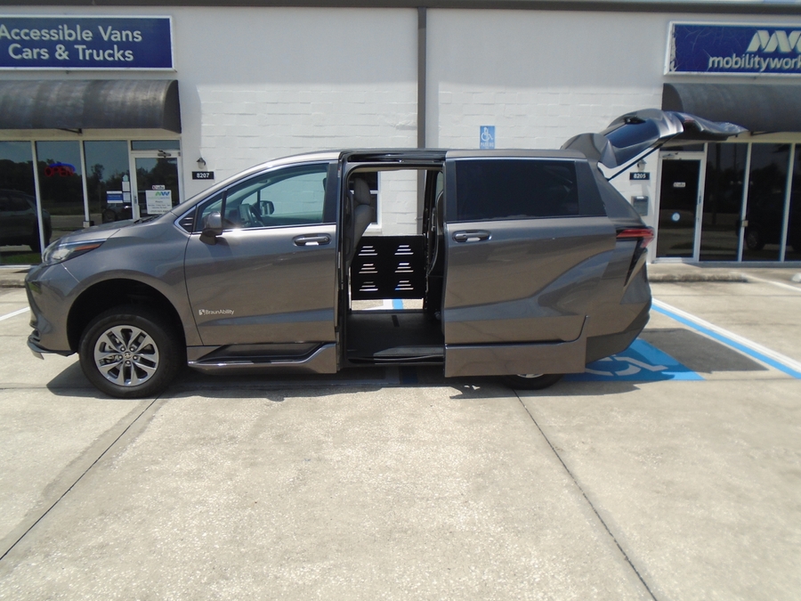Grey Toyota Sienna image number 7