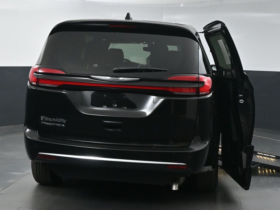 New 2025 Chrysler Pacifica Select Plus - BraunAbility Side Entry Entry Fold Out Automatic Ramp