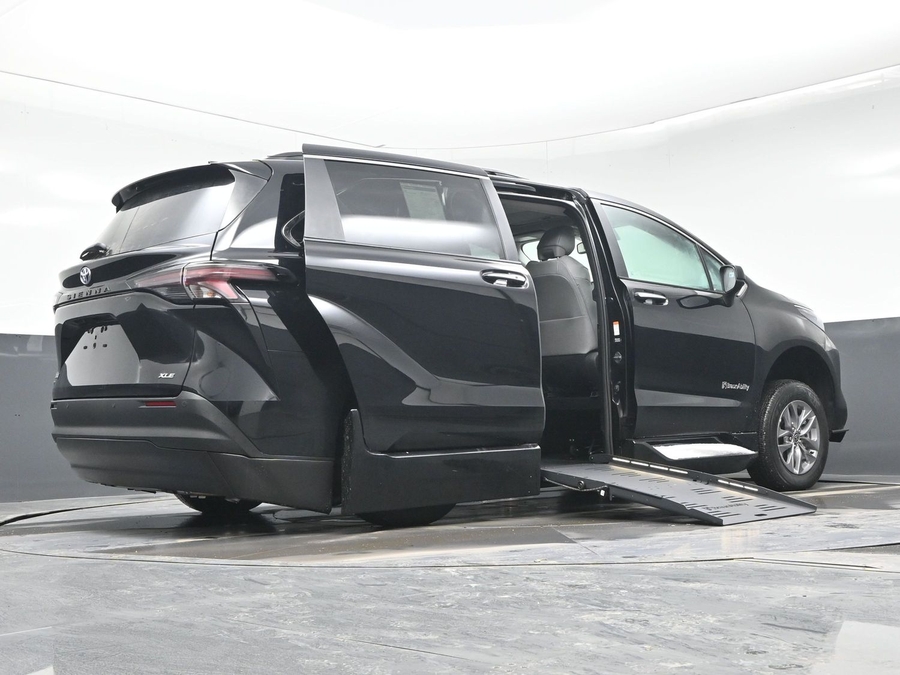 Black Toyota Sienna image number 21