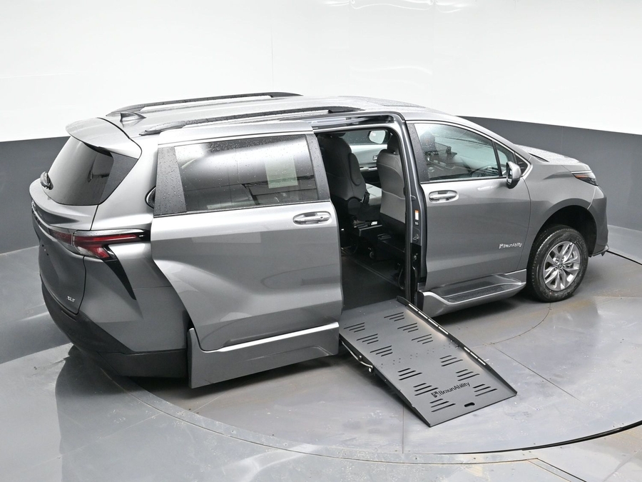 Grey Toyota Sienna image number 22