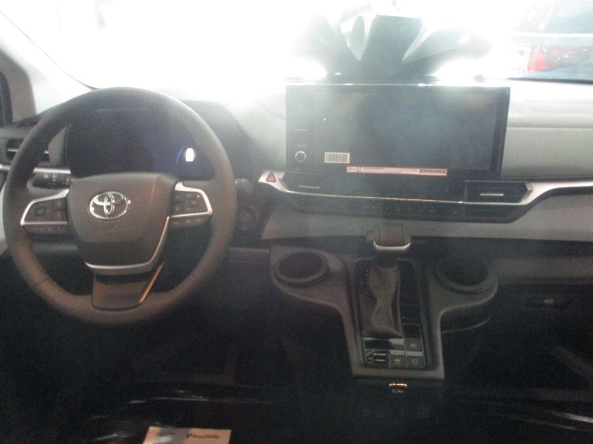 Grey Toyota Sienna image number 11