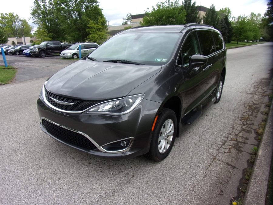 Grey Chrysler Pacifica image number 2