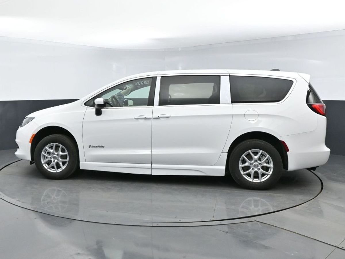 White Chrysler Voyager image number 20