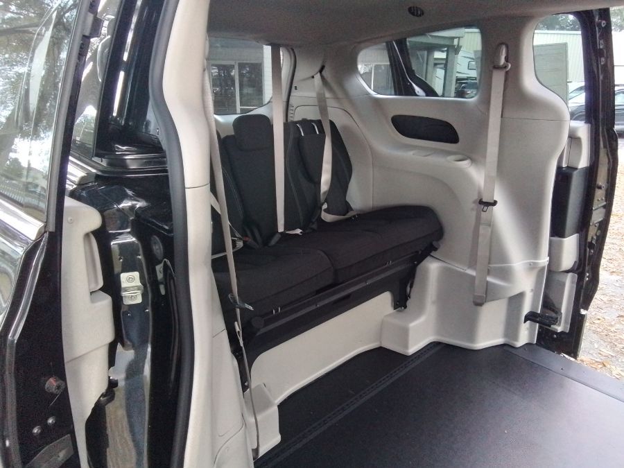 Black Chrysler Voyager image number 19