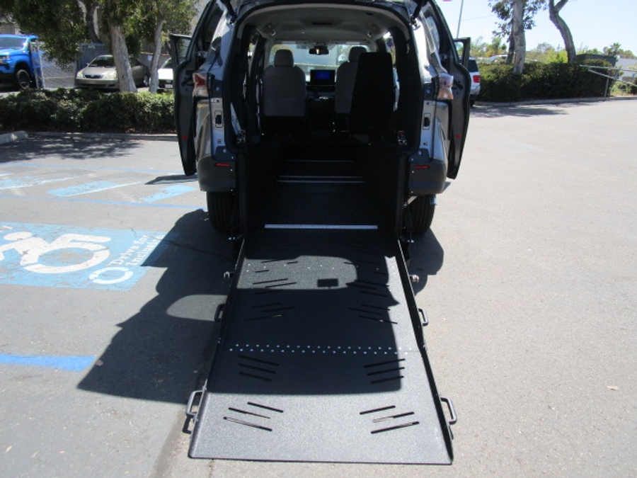 New 2026 Toyota Sienna Hybrid LE - Vantage Mobility Commercial Rear Entry Entry Fold Out Manual Ramp