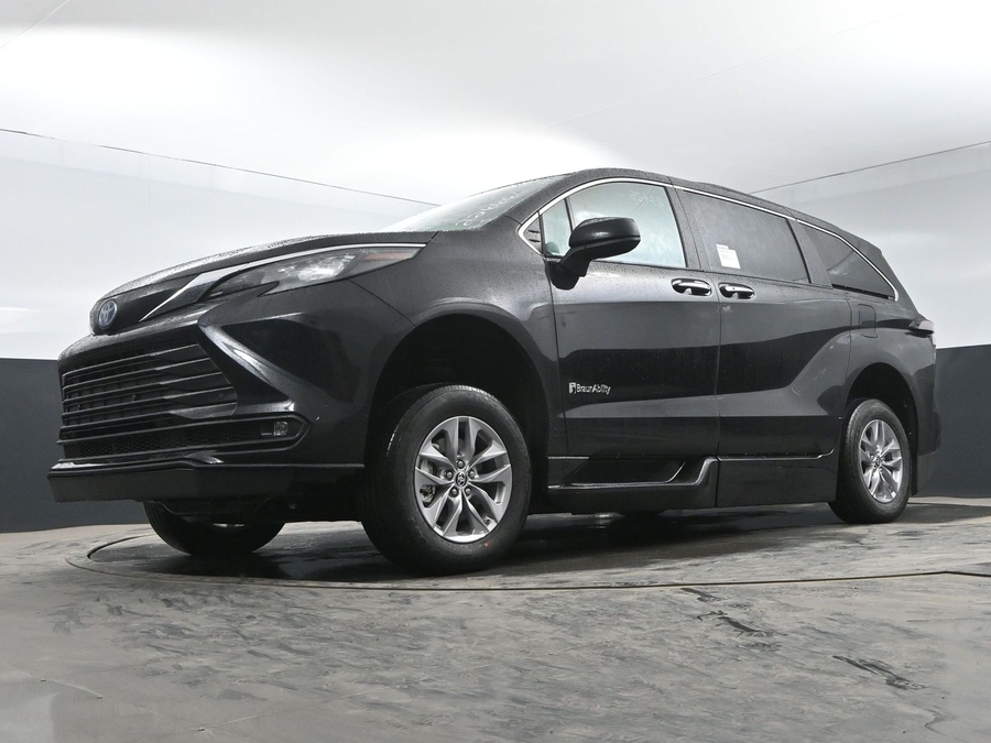 New 2025 Toyota Sienna Hybrid XLE Plus - BraunAbility Side Entry Entry In Floor Automatic Ramp