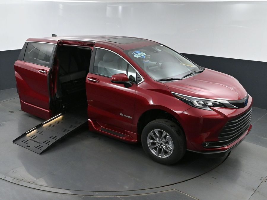 New 2025 Toyota Sienna Hybrid XLE Base - BraunAbility Side Entry Entry Fold Out Automatic Ramp