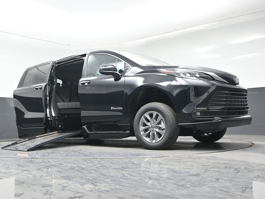 Black Toyota Sienna image number 15